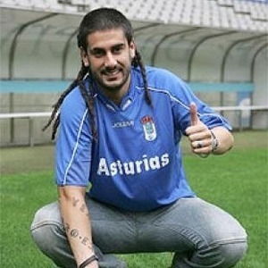 Melendi con la camiseta del Real Oviedo