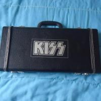 KEEP ME WAITING, letra y canción de Kiss. Disco: The KISS Box Set KEEP ME WAITING letra KISS