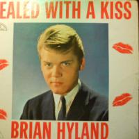 Canción 'Ginny Come Lately' del disco 'Sealed with a Kiss' interpretada por Brian Hyland Canción 'Ginny Come Lately' del disco 'Sealed with a Kiss' interpretada por Brian Hyland
