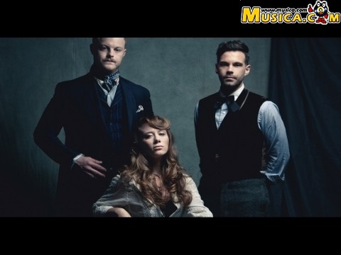 Angel from Montgomery de The Lone Bellow