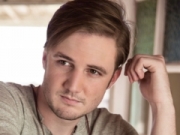 Canción 'Three' interpretada por Seth Ennis Canción 'Three' interpretada por Seth Ennis