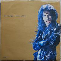 Canción 'House Of Fire' interpretada por Alice Cooper Canción 'House Of Fire' interpretada por Alice Cooper