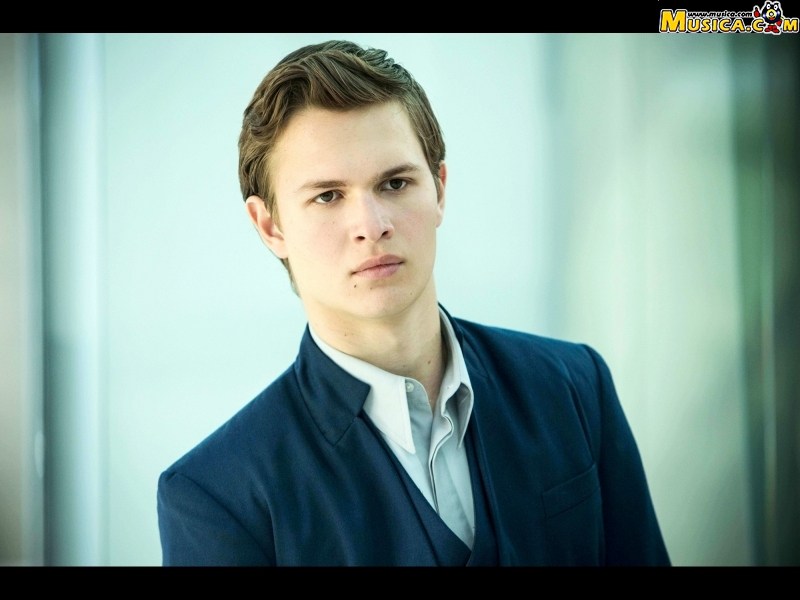 Fondo de pantalla de Ansel Elgort