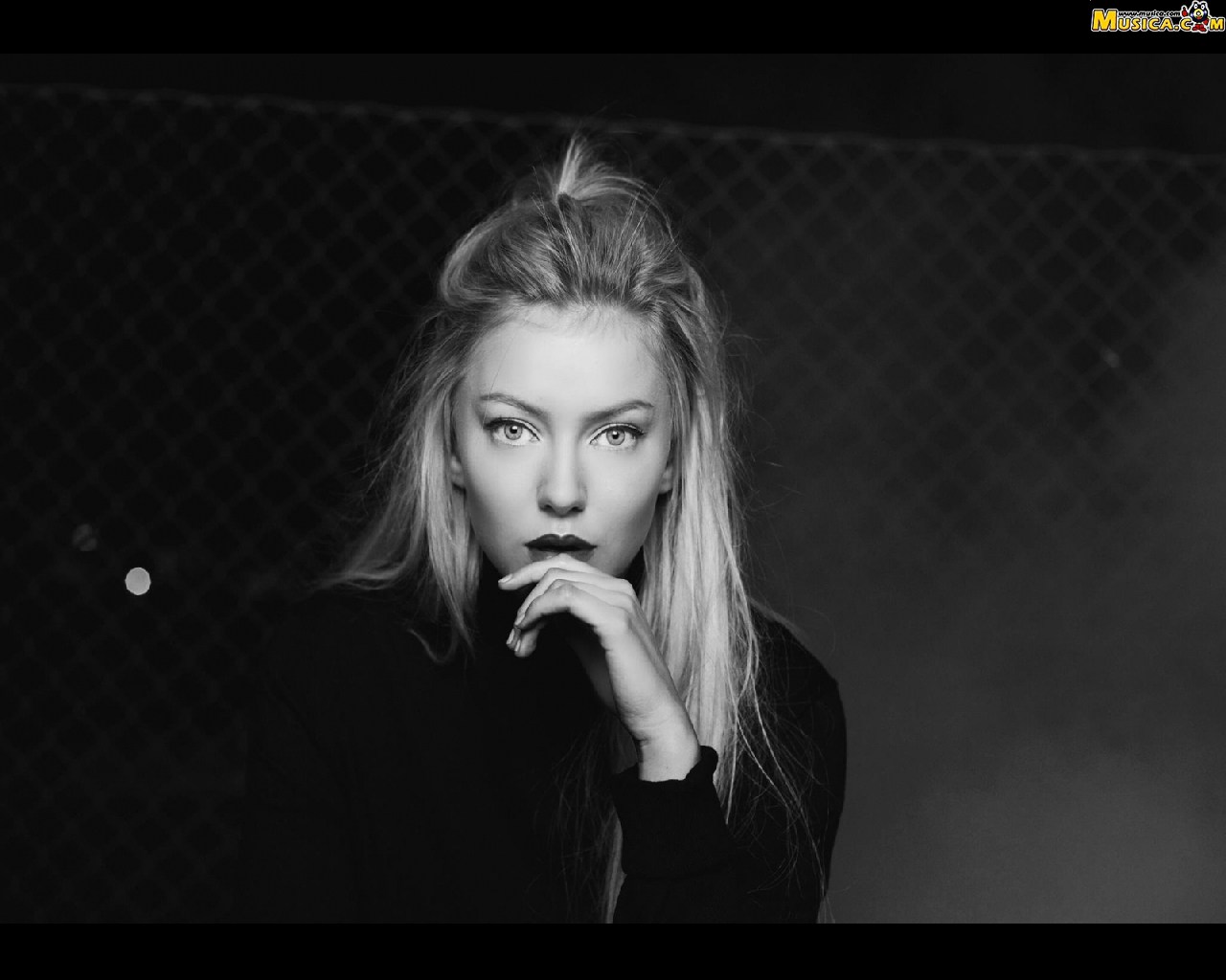 Fondo de pantalla de Astrid S