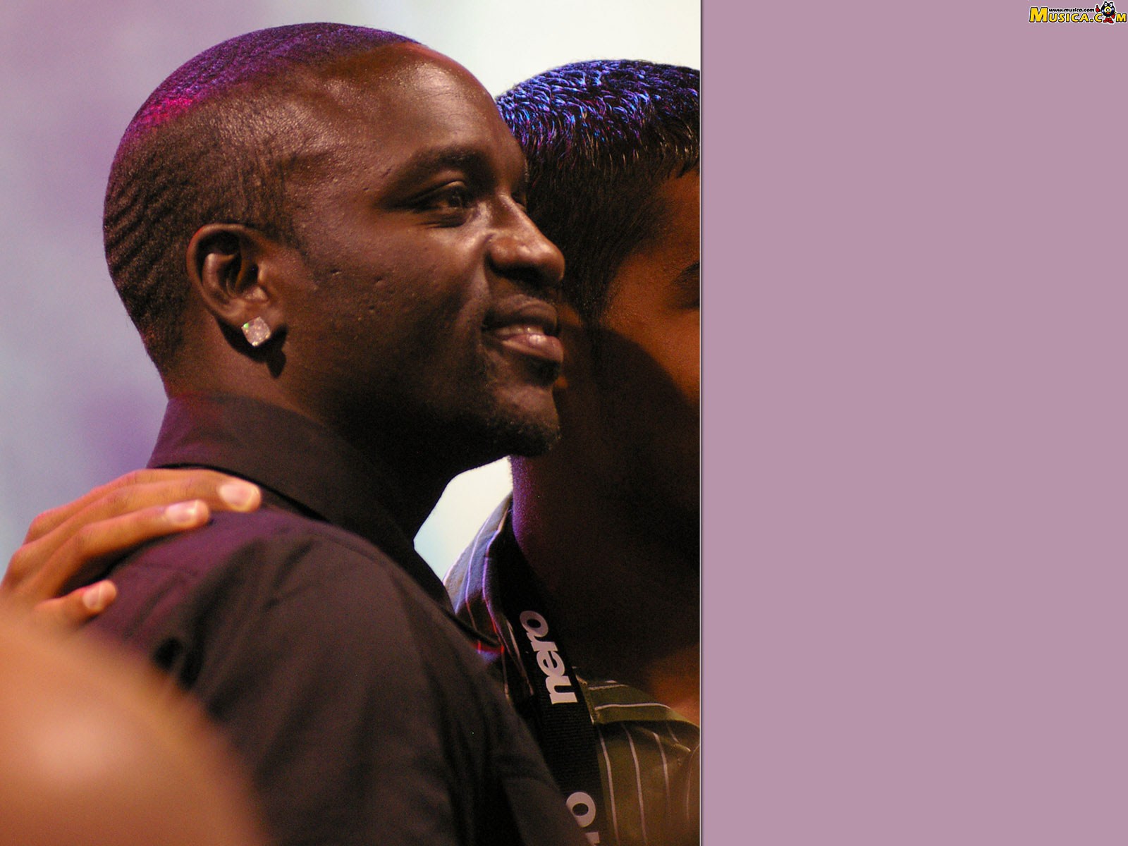 Fondo de pantalla de Akon
